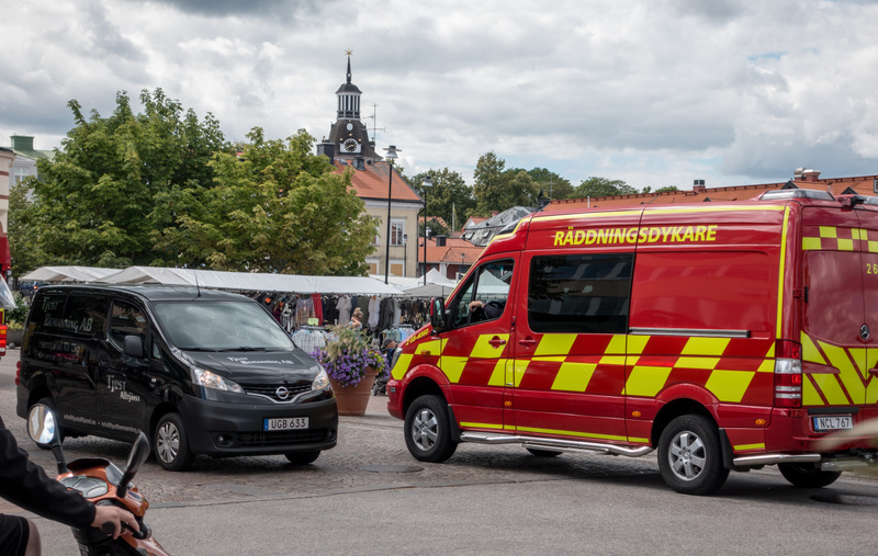 Brand i flera bilar i Båstad