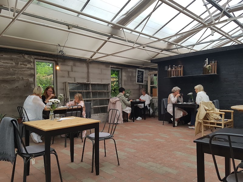 Berth Ingelssons samling: telefonkiosk och nostalgimack utanför Ängelholm